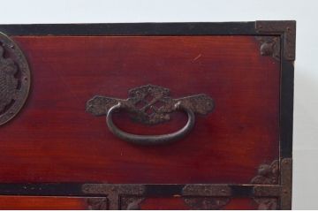和製アンティーク　前面欅(ケヤキ)材　時代の流れを感じる佇まいが趣深い蝶覆輪金具の二段重ね会津箪笥(時代箪笥、和たんす、衣装タンス、収納箪笥、引き出し)(R-077457)