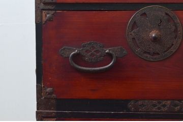 和製アンティーク　前面欅(ケヤキ)材　時代の流れを感じる佇まいが趣深い蝶覆輪金具の二段重ね会津箪笥(時代箪笥、和たんす、衣装タンス、収納箪笥、引き出し)(R-077457)