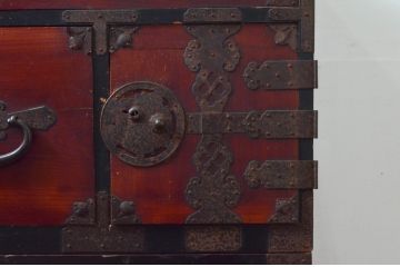 和製アンティーク　前面欅(ケヤキ)材　時代の流れを感じる佇まいが趣深い蝶覆輪金具の二段重ね会津箪笥(時代箪笥、和たんす、衣装タンス、収納箪笥、引き出し)(R-077457)
