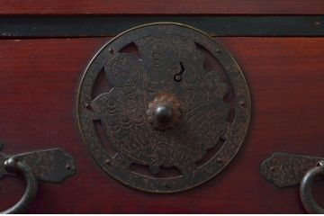 和製アンティーク　前面欅(ケヤキ)材　時代の流れを感じる佇まいが趣深い蝶覆輪金具の二段重ね会津箪笥(時代箪笥、和たんす、衣装タンス、収納箪笥、引き出し)(R-077457)