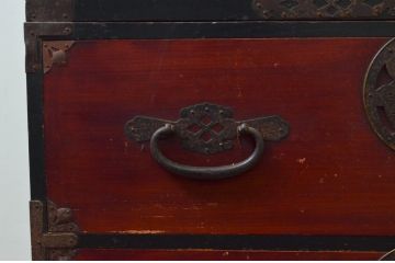 和製アンティーク　前面欅(ケヤキ)材　時代の流れを感じる佇まいが趣深い蝶覆輪金具の会津箪笥ローボード(時代箪笥、和たんす、衣装タンス、引き出し、収納箪笥、ローチェスト、テレビ台、テレビボード、サイドボード)(R-077459)