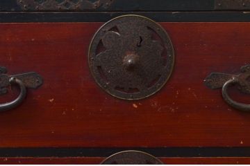 和製アンティーク　前面欅(ケヤキ)材　時代の流れを感じる佇まいが趣深い蝶覆輪金具の会津箪笥ローボード(時代箪笥、和たんす、衣装タンス、引き出し、収納箪笥、ローチェスト、テレビ台、テレビボード、サイドボード)(R-077459)