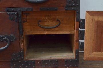 和製アンティーク　上手物!!　前面欅(ケヤキ)材　金具の立派な関東衣装箪笥(時代箪笥、和タンス、収納たんす、重ね箪笥、引き出し)(R-077461)