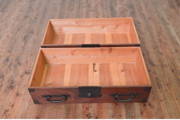 和製アンティーク　上手物!!　前面欅(ケヤキ)材　金具の立派な関東衣装箪笥(時代箪笥、和タンス、収納たんす、重ね箪笥、引き出し)(R-077461)