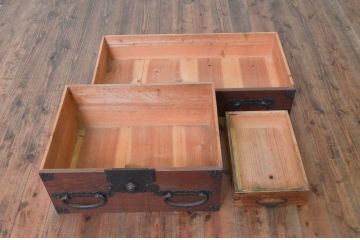 和製アンティーク　上手物!!　前面欅(ケヤキ)材　金具の立派な関東衣装箪笥(時代箪笥、和タンス、収納たんす、重ね箪笥、引き出し)(R-077461)
