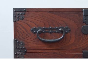 和製アンティーク　上手物!!　前面欅(ケヤキ)材　金具の立派な関東衣装箪笥(時代箪笥、和タンス、収納たんす、重ね箪笥、引き出し)(R-077461)