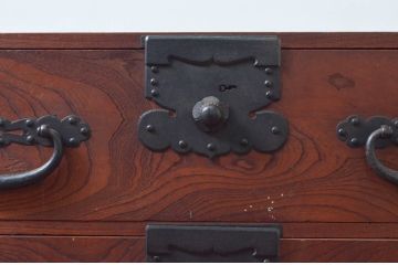 和製アンティーク　上手物!!　前面欅(ケヤキ)材　金具の立派な関東衣装箪笥(時代箪笥、和タンス、収納たんす、重ね箪笥、引き出し)(R-077461)