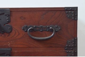 和製アンティーク　上手物!!　前面欅(ケヤキ)材　金具の立派な関東衣装箪笥(時代箪笥、和タンス、収納たんす、重ね箪笥、引き出し)(R-077461)