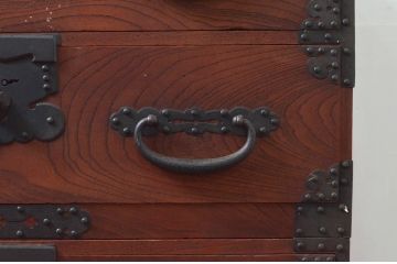 和製アンティーク　上手物!!　前面欅(ケヤキ)材　金具の立派な関東衣装箪笥(時代箪笥、和タンス、収納たんす、重ね箪笥、引き出し)(R-077461)