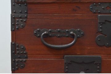 和製アンティーク　上手物!!　前面欅(ケヤキ)材　金具の立派な関東衣装箪笥(時代箪笥、和タンス、収納たんす、重ね箪笥、引き出し)(R-077461)