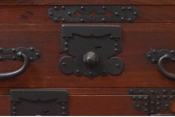 和製アンティーク　上手物!!　前面欅(ケヤキ)材　金具の立派な関東衣装箪笥(時代箪笥、和タンス、収納たんす、重ね箪笥、引き出し)(R-077461)