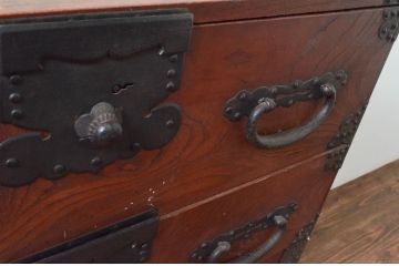 和製アンティーク　上手物!!　前面欅(ケヤキ)材　金具の立派な関東衣装箪笥(時代箪笥、和タンス、収納たんす、重ね箪笥、引き出し)(R-077461)