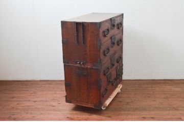 和製アンティーク　上手物!!　前面欅(ケヤキ)材　金具の立派な関東衣装箪笥(時代箪笥、和タンス、収納たんす、重ね箪笥、引き出し)(R-077461)