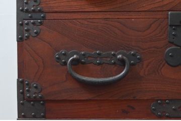 和製アンティーク　上手物!!　前面欅(ケヤキ)材　金具の立派な関東衣装箪笥ローボード(時代箪笥、和タンス、収納たんす、引き出し、ローチェスト、テレビ台、テレビボード)(R-077462)