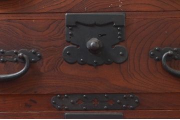 和製アンティーク　上手物!!　前面欅(ケヤキ)材　金具の立派な関東衣装箪笥ローボード(時代箪笥、和タンス、収納たんす、引き出し、ローチェスト、テレビ台、テレビボード)(R-077462)