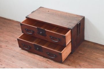 和製アンティーク　上手物!!　前面欅(ケヤキ)材　金具の立派な関東衣装箪笥ローボード(時代箪笥、和タンス、収納たんす、引き出し、ローチェスト、テレビ台、テレビボード)(R-077462)