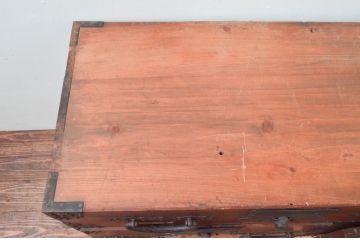 和製アンティーク　上手物!!　前面欅(ケヤキ)材　金具の立派な関東衣装箪笥ローボード(時代箪笥、和タンス、収納たんす、引き出し、ローチェスト、テレビ台、テレビボード)(R-077463)