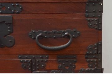 和製アンティーク　上手物!!　前面欅(ケヤキ)材　金具の立派な関東衣装箪笥ローボード(時代箪笥、和タンス、収納たんす、引き出し、ローチェスト、テレビ台、テレビボード)(R-077463)