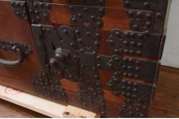 和製アンティーク　上手物!!　前面欅(ケヤキ)材　金具の立派な関東衣装箪笥ローボード(時代箪笥、和タンス、収納たんす、引き出し、ローチェスト、テレビ台、テレビボード)(R-077463)