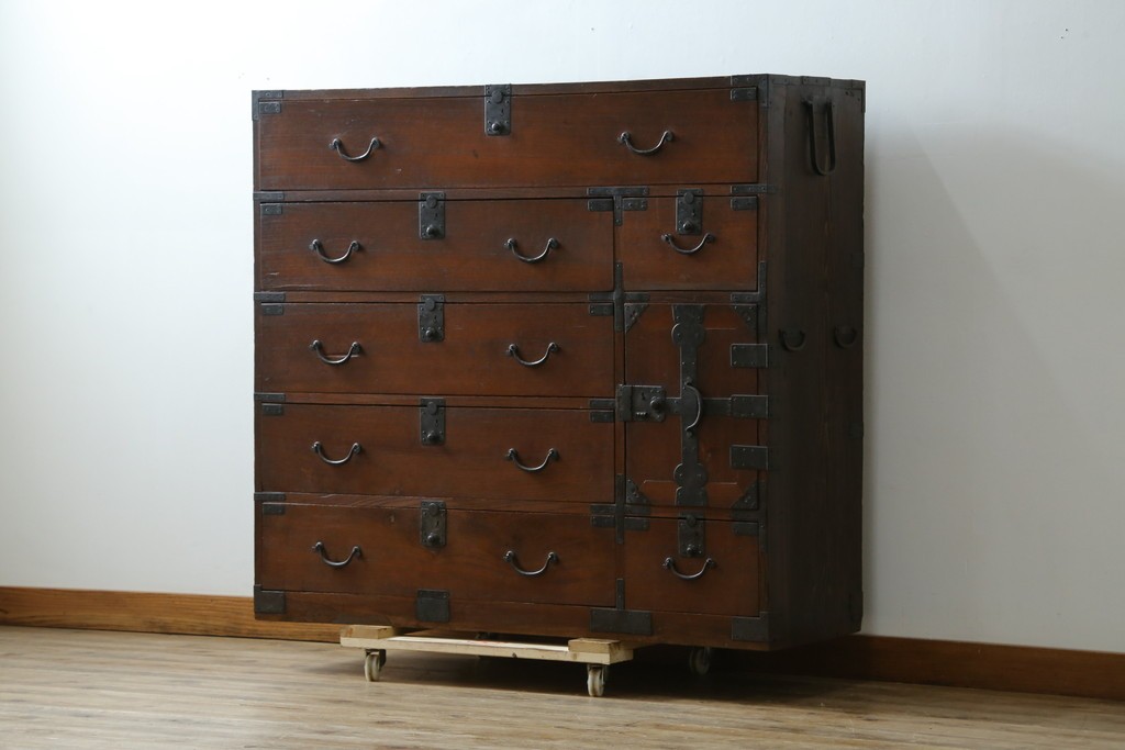 和製アンティーク　前面欅(ケヤキ)材　使い込まれた風合いが味わい深い関西衣装箪笥　(R-077464)