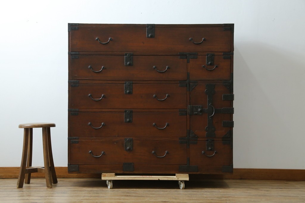 和製アンティーク　前面欅(ケヤキ)材　使い込まれた風合いが味わい深い関西衣装箪笥　(R-077464)