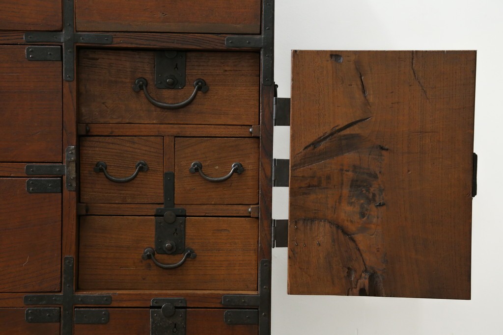 和製アンティーク　前面欅(ケヤキ)材　使い込まれた風合いが味わい深い関西衣装箪笥　(R-077464)