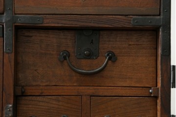 和製アンティーク　前面欅(ケヤキ)材　使い込まれた風合いが味わい深い関西衣装箪笥　(R-077464)