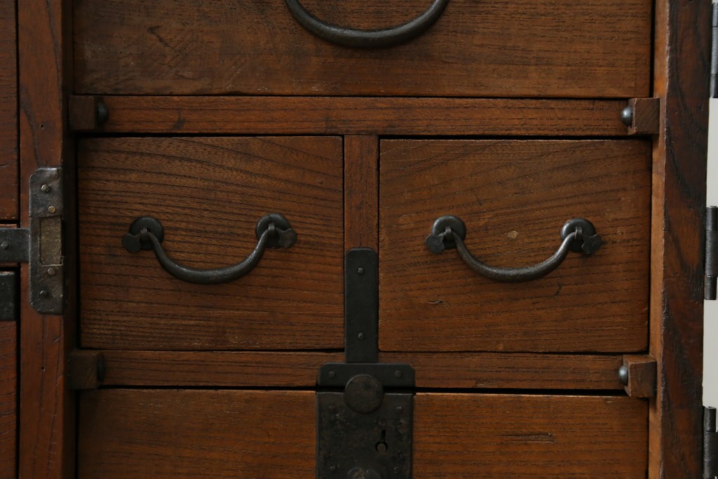 和製アンティーク　前面欅(ケヤキ)材　使い込まれた風合いが味わい深い関西衣装箪笥　(R-077464)