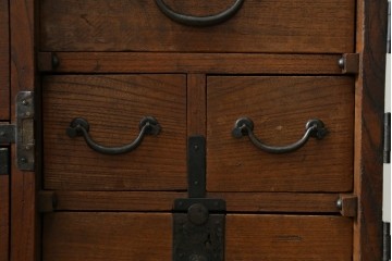 和製アンティーク　前面欅(ケヤキ)材　使い込まれた風合いが味わい深い関西衣装箪笥　(R-077464)