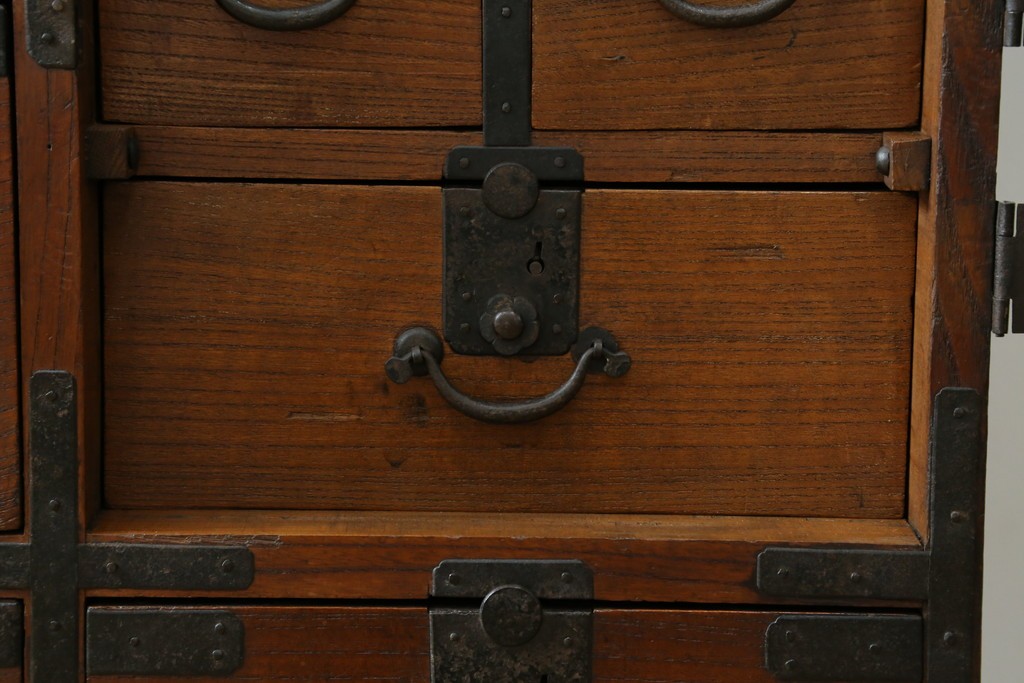 和製アンティーク　前面欅(ケヤキ)材　使い込まれた風合いが味わい深い関西衣装箪笥　(R-077464)