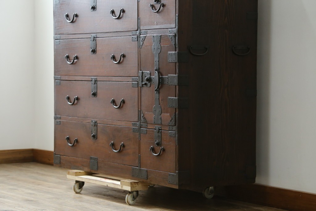 和製アンティーク　前面欅(ケヤキ)材　使い込まれた風合いが味わい深い関西衣装箪笥　(R-077464)