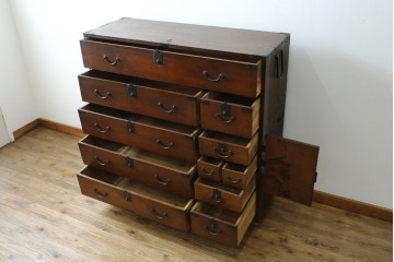 和製アンティーク　前面欅(ケヤキ)材　使い込まれた風合いが味わい深い関西衣装箪笥　(R-077464)