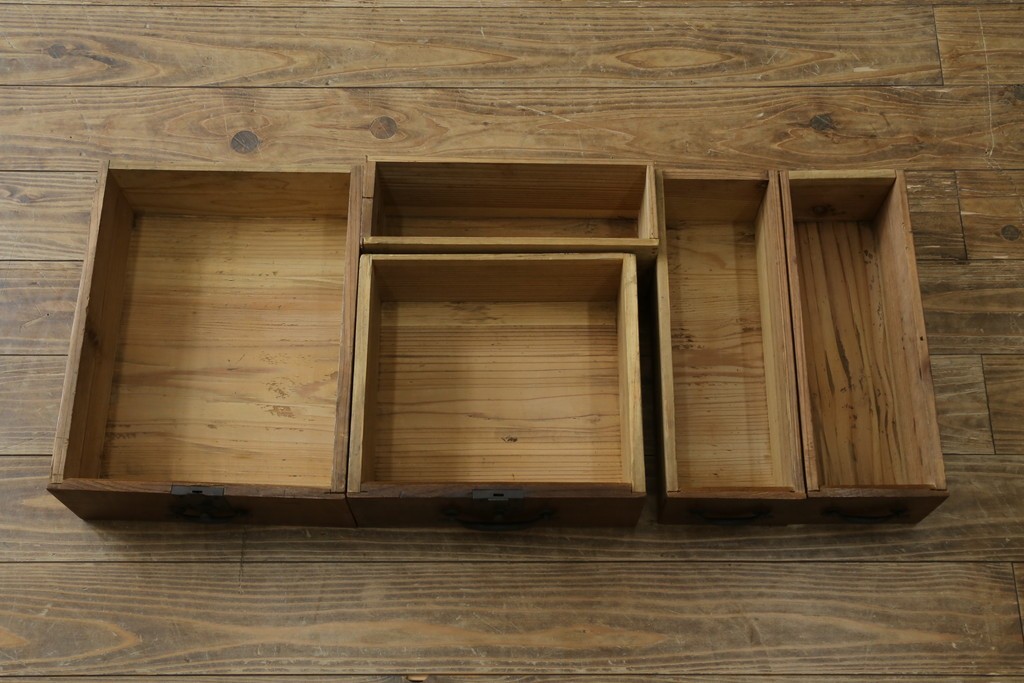 和製アンティーク　前面欅(ケヤキ)材　使い込まれた風合いが味わい深い関西衣装箪笥　(R-077464)