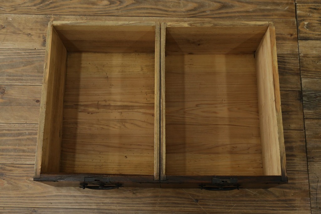 和製アンティーク　前面欅(ケヤキ)材　使い込まれた風合いが味わい深い関西衣装箪笥　(R-077464)