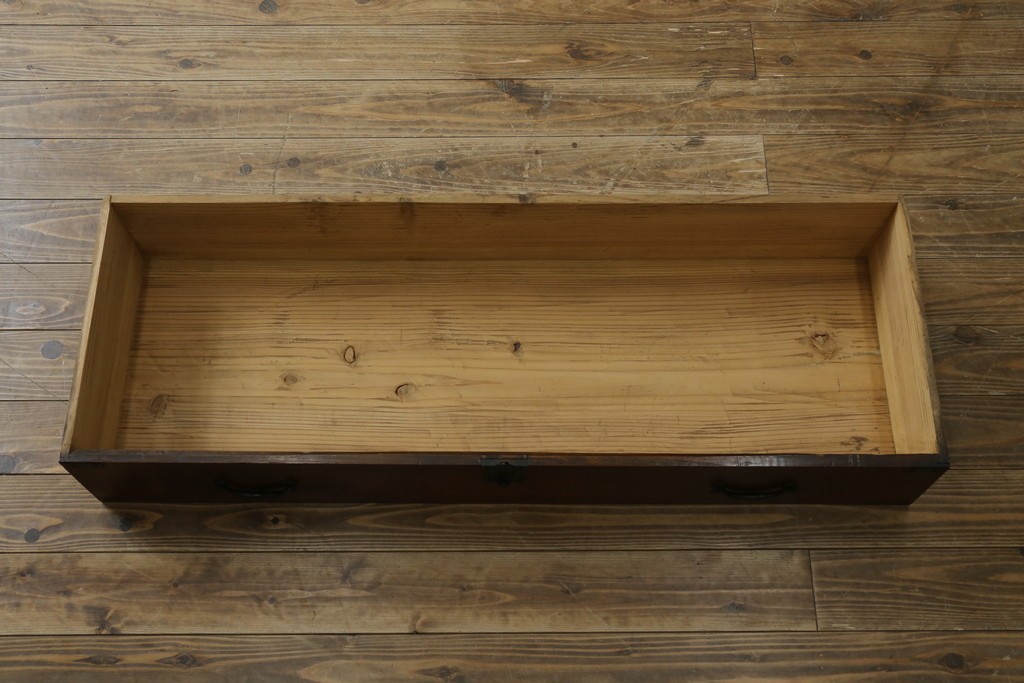 和製アンティーク　前面欅(ケヤキ)材　使い込まれた風合いが味わい深い関西衣装箪笥　(R-077464)