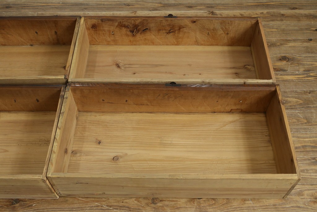 和製アンティーク　前面欅(ケヤキ)材　使い込まれた風合いが味わい深い関西衣装箪笥　(R-077464)