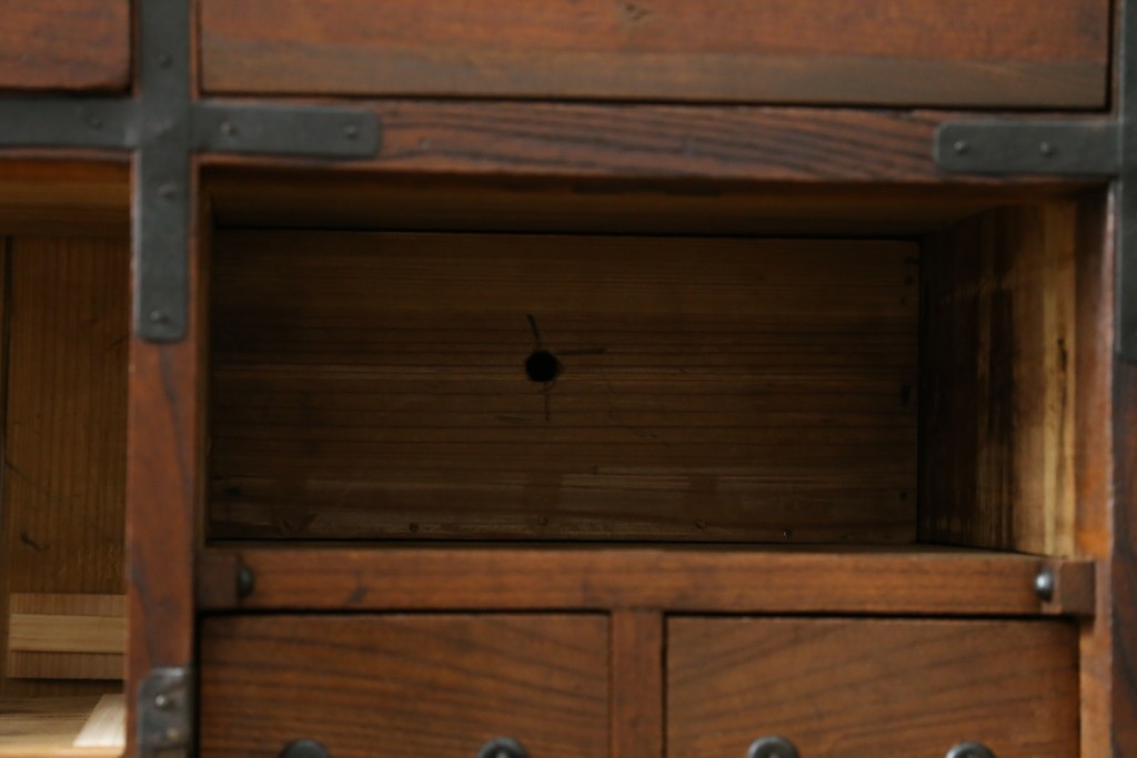 和製アンティーク　前面欅(ケヤキ)材　使い込まれた風合いが味わい深い関西衣装箪笥　(R-077464)