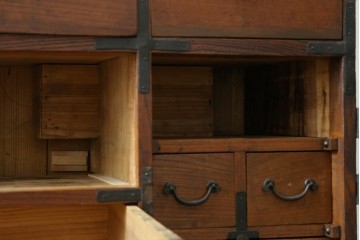 和製アンティーク　前面欅(ケヤキ)材　使い込まれた風合いが味わい深い関西衣装箪笥　(R-077464)