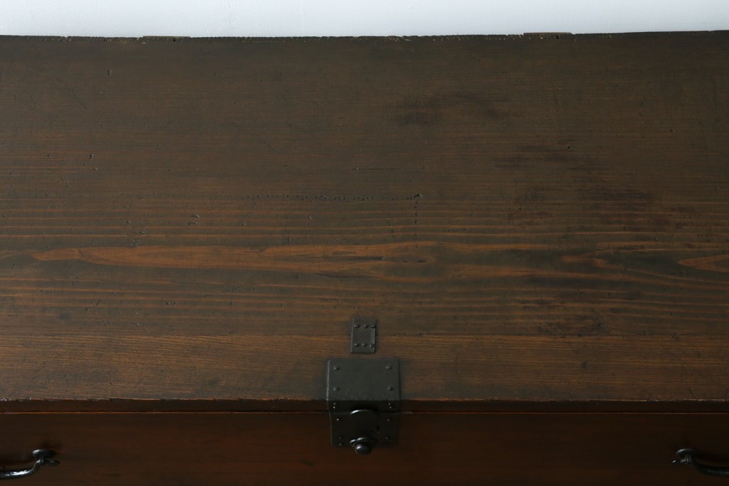 和製アンティーク　前面欅(ケヤキ)材　使い込まれた風合いが味わい深い関西衣装箪笥　(R-077464)