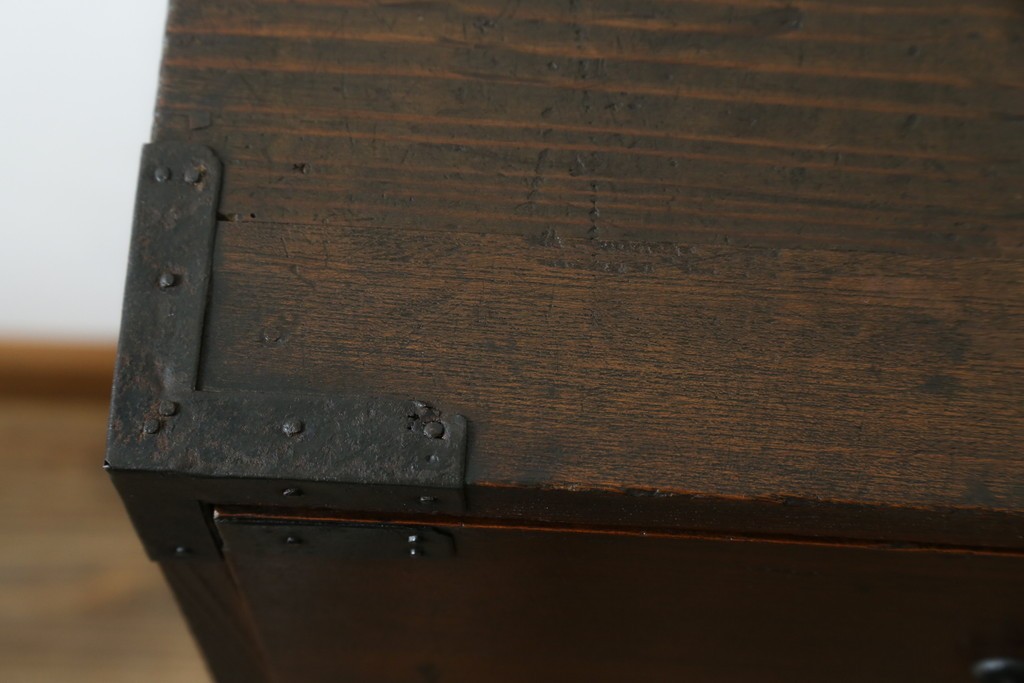 和製アンティーク　前面欅(ケヤキ)材　使い込まれた風合いが味わい深い関西衣装箪笥　(R-077464)