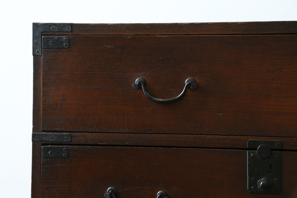 和製アンティーク　前面欅(ケヤキ)材　使い込まれた風合いが味わい深い関西衣装箪笥　(R-077464)