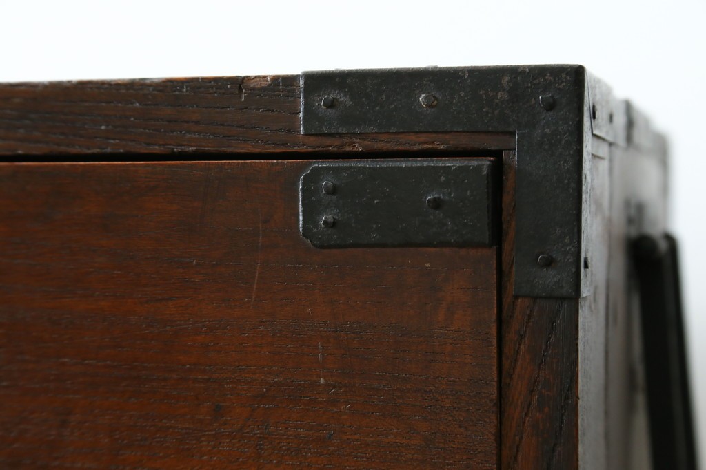 和製アンティーク　前面欅(ケヤキ)材　使い込まれた風合いが味わい深い関西衣装箪笥　(R-077464)