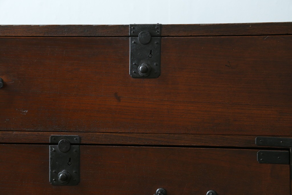 和製アンティーク　前面欅(ケヤキ)材　使い込まれた風合いが味わい深い関西衣装箪笥　(R-077464)