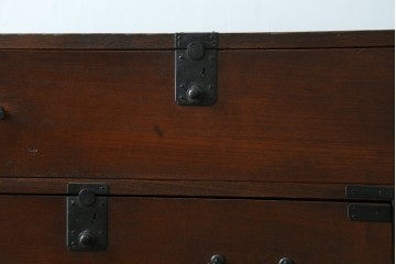 和製アンティーク　前面欅(ケヤキ)材　使い込まれた風合いが味わい深い関西衣装箪笥　(R-077464)