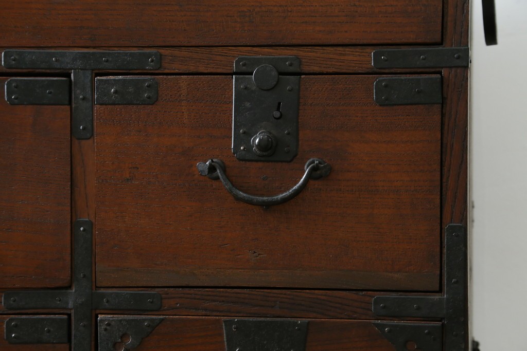 和製アンティーク　前面欅(ケヤキ)材　使い込まれた風合いが味わい深い関西衣装箪笥　(R-077464)