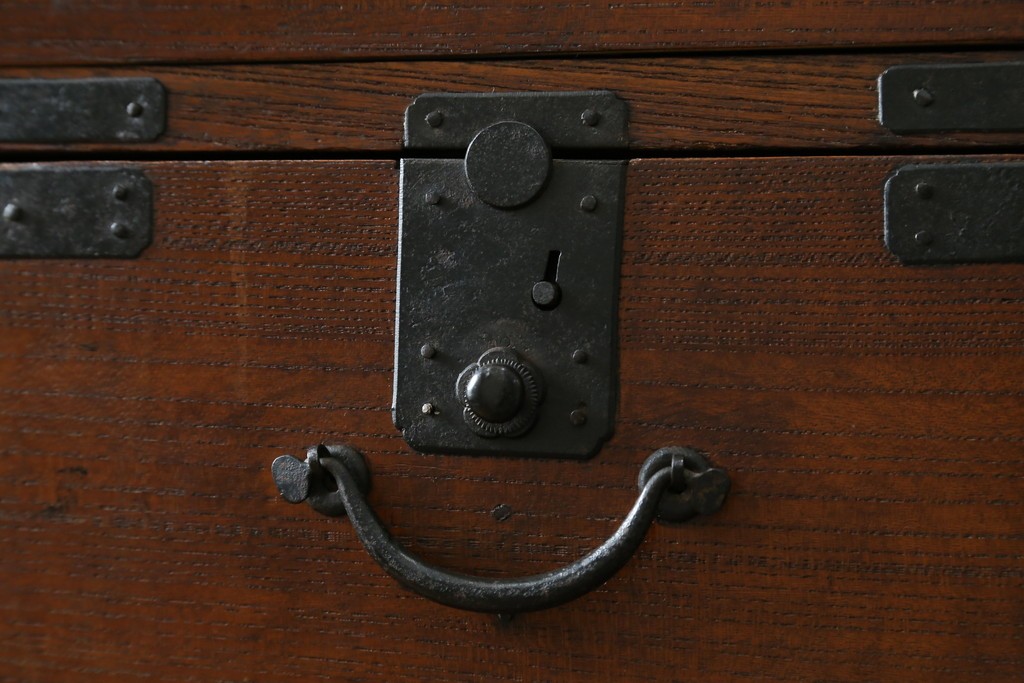 和製アンティーク　前面欅(ケヤキ)材　使い込まれた風合いが味わい深い関西衣装箪笥　(R-077464)