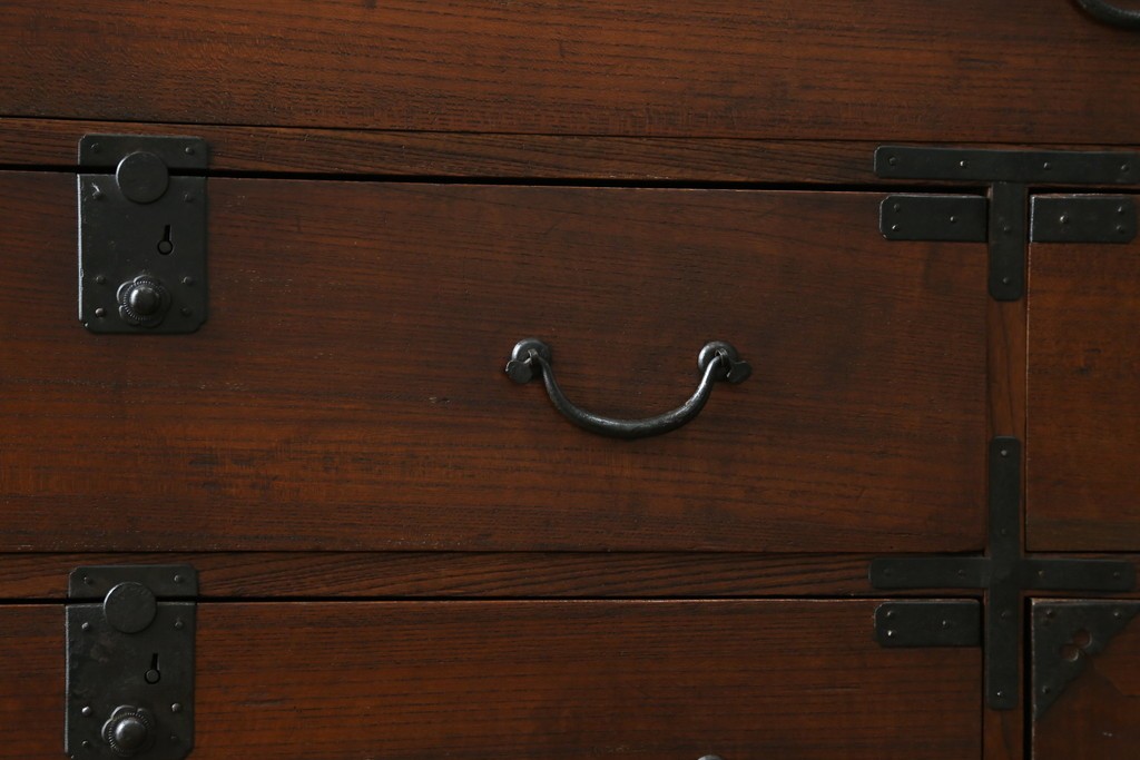 和製アンティーク　前面欅(ケヤキ)材　使い込まれた風合いが味わい深い関西衣装箪笥　(R-077464)