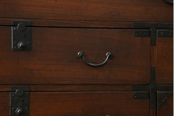 和製アンティーク　前面欅(ケヤキ)材　使い込まれた風合いが味わい深い関西衣装箪笥　(R-077464)