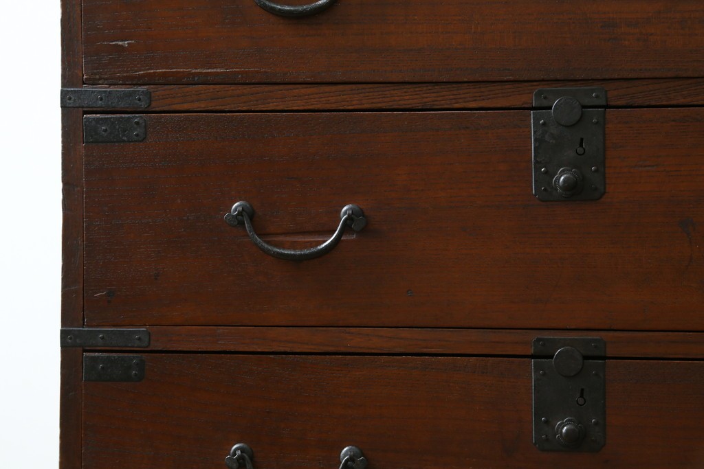 和製アンティーク　前面欅(ケヤキ)材　使い込まれた風合いが味わい深い関西衣装箪笥　(R-077464)