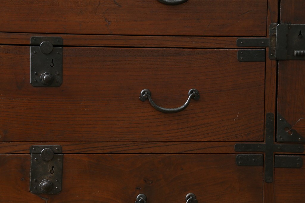 和製アンティーク　前面欅(ケヤキ)材　使い込まれた風合いが味わい深い関西衣装箪笥　(R-077464)